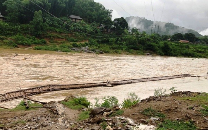 Cầu tạm sang bản Lầm, xã Trung Tiến, huyện Quan Sơn bị đứt.