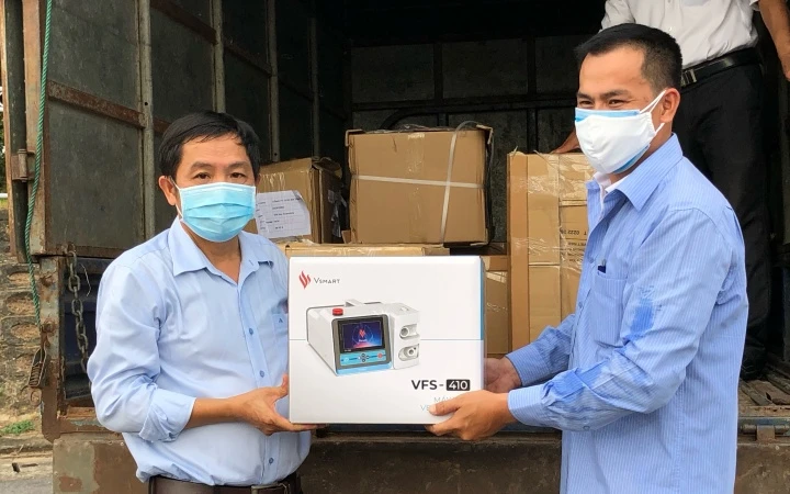 Đại diện tỉnh Quảng Ngãi tiếp nhận máy thở từ Tập đoàn Vingroup.
