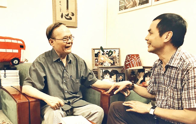 Nhà thơ Anh Ngọc (trái) và nhà thơ Hữu Việt.