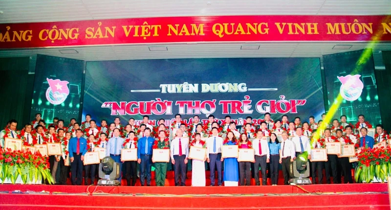 13 đoàn viên thanh niên Dầu khí tại Lễ tuyên dương Người thợ trẻ giỏi toàn quốc.