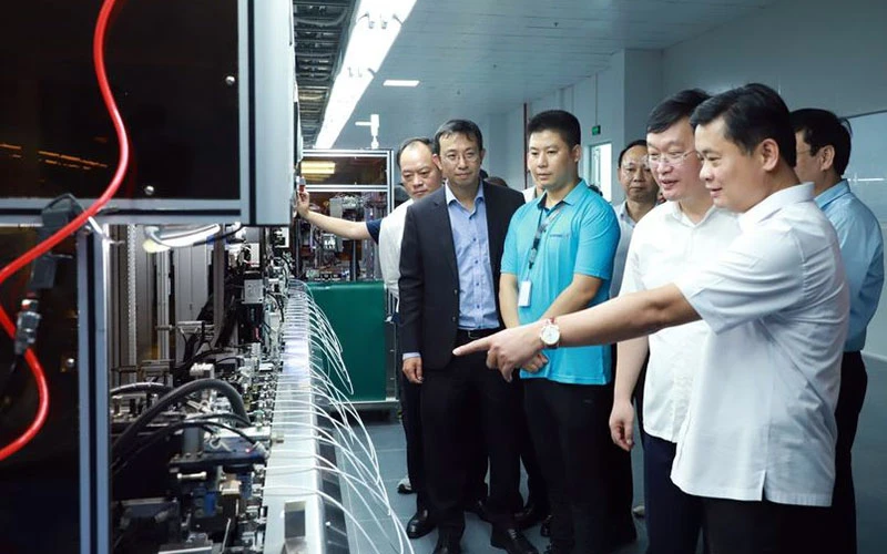 Lãnh đạo tỉnh Nghệ An tham quan dây chuyền sản xuất tại nhà máy của Công ty Luxshare ICT. Ảnh: Thành Duy
