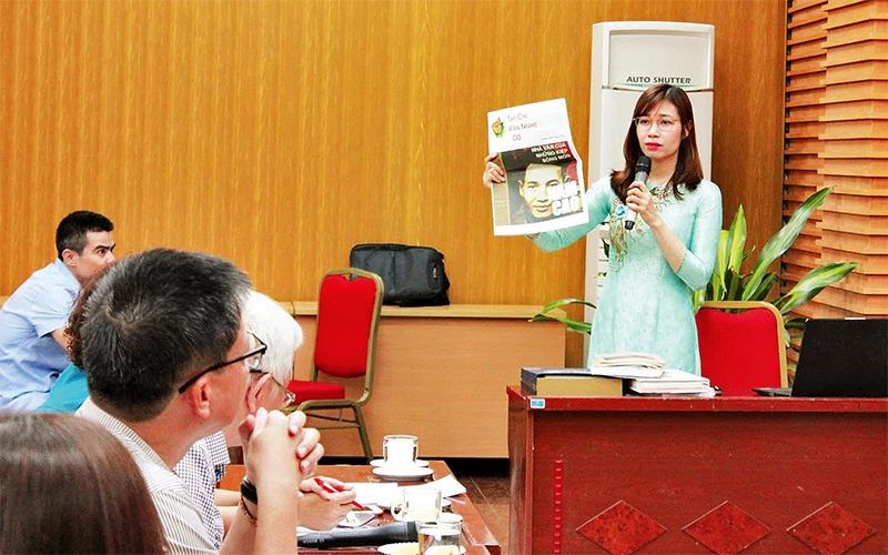Cô giáo Lưu Thị Thu Hà giới thiệu những sáng tạo trong giảng dạy.