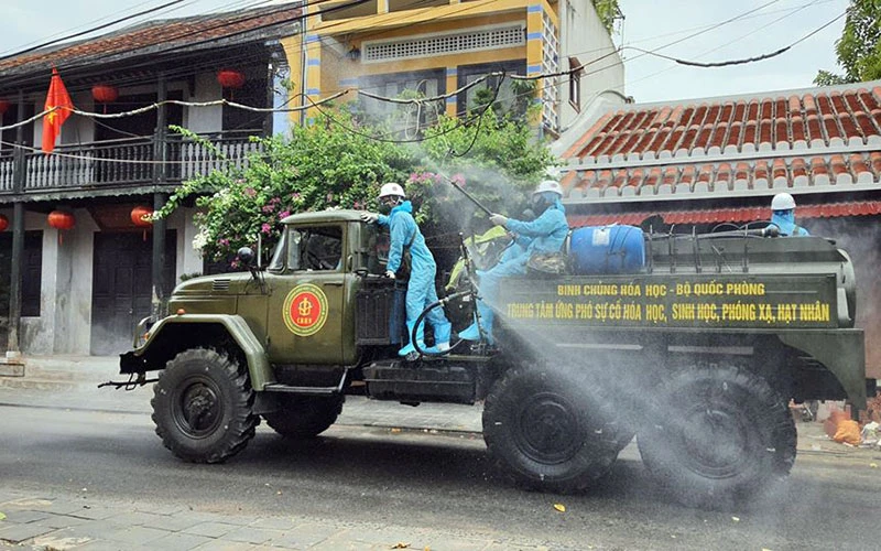 Lực lượng quân đội phun hóa chất khử trùng tại phố cổ Hội An.