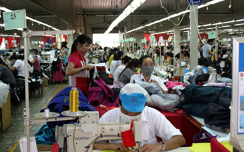 Sản xuất hàng dệt may xuất khẩu tại Công ty cổ phần Ðồng Tiến, tỉnh Ðồng Nai.