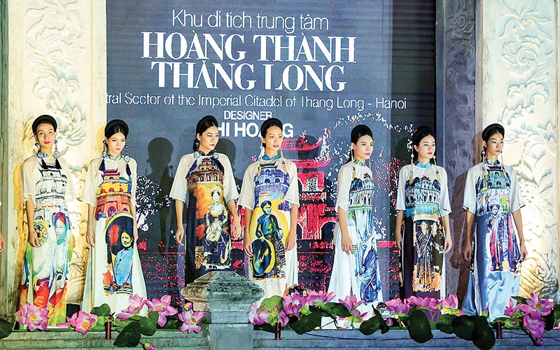 Hơn 1.000 mẫu áo dài đã xuất hiện trong chương trình “Áo dài - Di sản văn hóa Việt Nam” tại Văn Miếu Quốc Tử Giám vào tối 28-6.