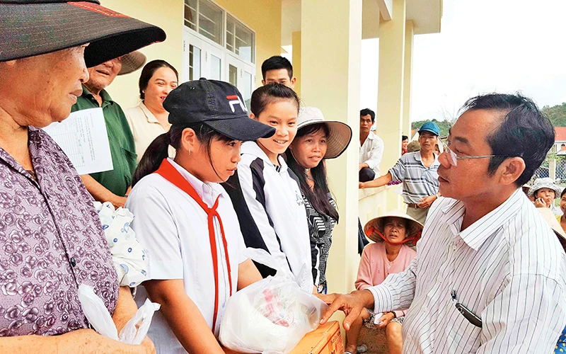 Cựu binh, doanh nhân Nguyễn Văn Dũng thăm hỏi, hỗ trợ gia đình cựu quân nhân khi gặp khó khăn.
