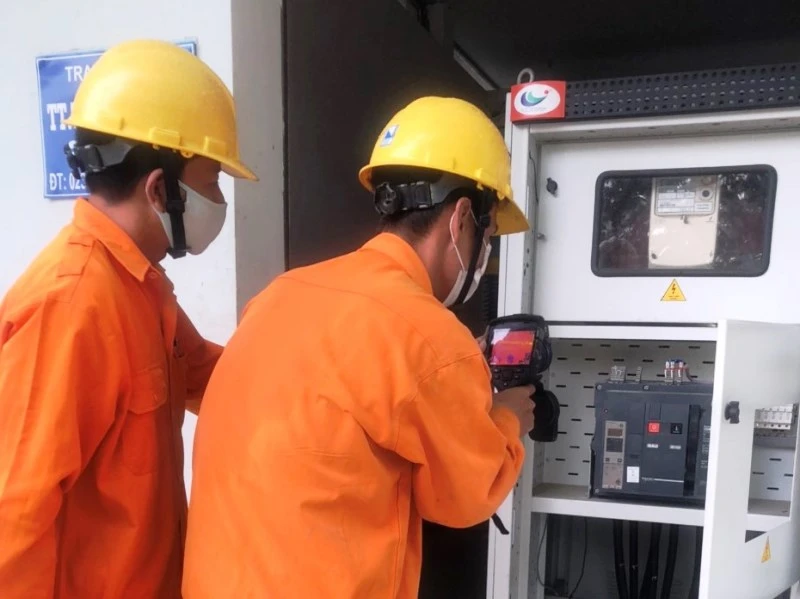 Công nhân Công ty Điện lực Đà Nẵng kiểm tra máy biến áp cấp điện Cung thể thao Tiên Sơn.
