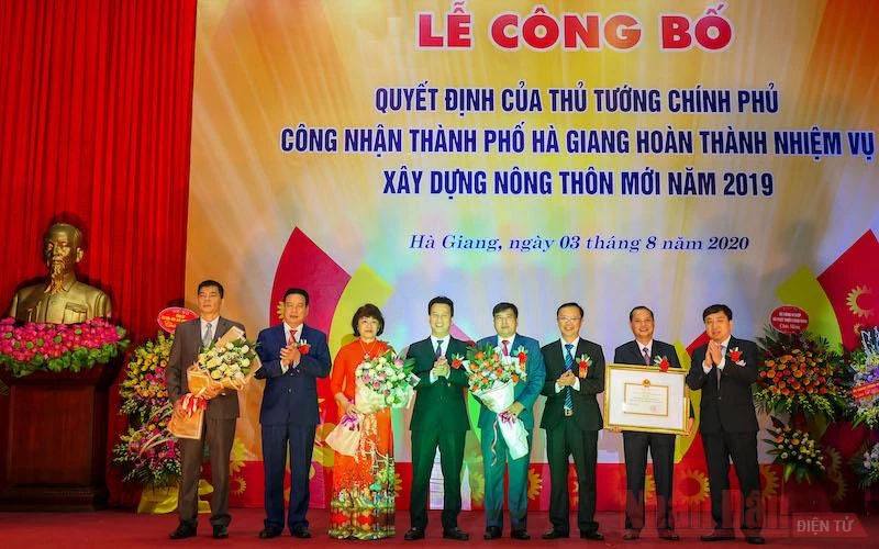 Thừa ủy quyền của Thủ tướng Chính phủ, các đồng chí Thường trực Tỉnh ủy trao Quyết định và tặng hoa chúc mừng TP Hà Giang hoàn thành nhiệm vụ xây dựng nông thôn mới.