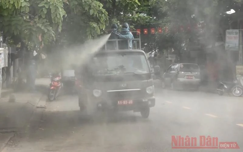 Lực lượng quân đội phun thuốc khử trùng khu dân cư Lưu Minh, thị trấn Hà Lam, huyện Thăng Bình, tỉnh Quảng Nam.