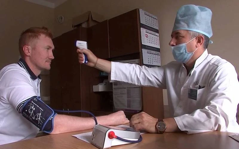 Kiểm tra sức khoẻ các tình nguyện viên sau 42 ngày thử nghiêm lâm sàng vắc-xin ngừa Covid-19. (Nguồn ảnh: Bộ Quốc phòng Nga)