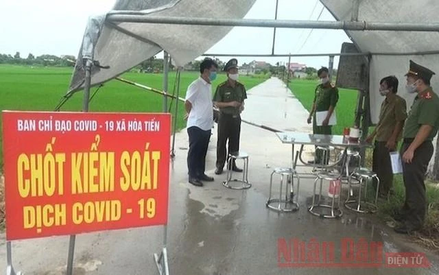 Chốt kiểm soát dịch Covid-19 được duy trì hoạt động tại thôn Bùi, xã Hòa Tiến, huyện Hưng Hà (tỉnh Thái Bình).