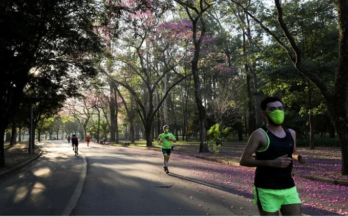 Khung cảnh tại công viên Ibirapuera ở Sao Paulo, Brazil, sau khi chính quyền thành phố nới lỏng các biện pháp hạn chế nhằm ngăn chặn Covid-19 lây lan. (Ảnh: Reuters)