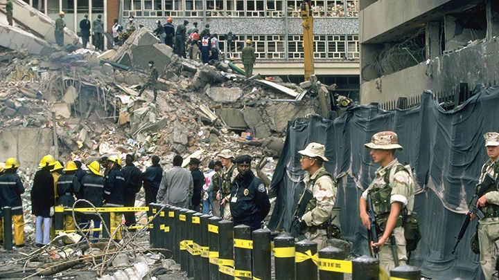 Hiện trường vụ al-Qaeda đánh bom Đại sứ quán Mỹ tại Tanzania năm 1998. Ảnh: GRTTY IMAGES