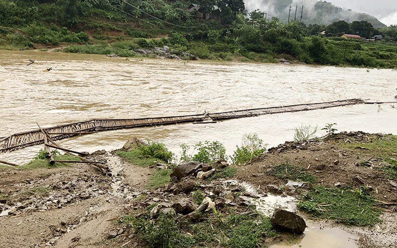 Cầu tạm nhân dân tự thi công, nối từ quốc lộ 217 vượt sông Lò sang bản Lầm, xã Trung Tiến, huyện Quan Sơn (Thanh Hóa) bị đứt do mưa lũ. Ảnh: MAI LUẬN
