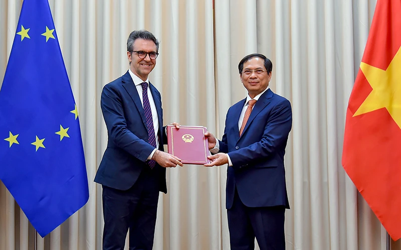 Việt Nam trao Công hàm thông báo việc Quốc hội phê chuẩn Hiệp định EVFTA và EVIPA tới Phái đoàn EU tại Việt Nam. Ảnh Bộ ngoại giao