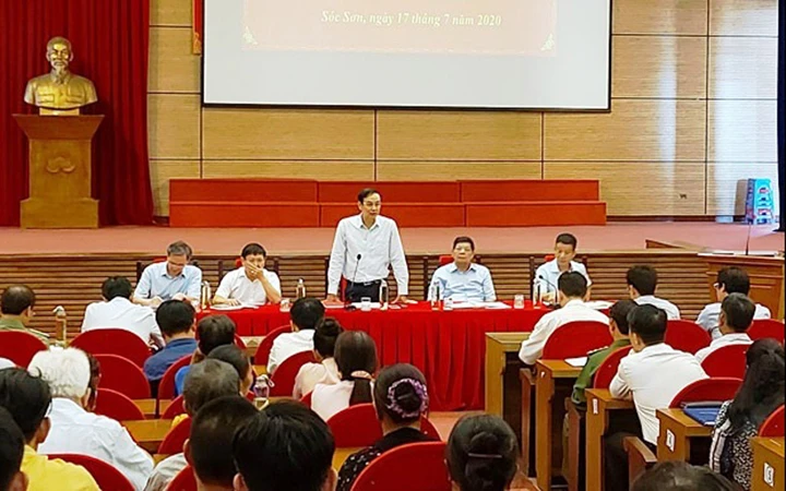 Lãnh đạo thành phố Hà Nội đối thoại với đại diện người dân khu vực Bãi rác Nam Sơn. Ảnh: Nguyễn Nhuệ