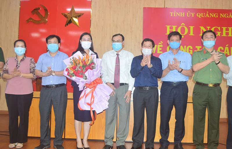 Các đại biểu chúc mừng đồng chí Bùi Thị Quỳnh Vân được bầu giữ chức Bí thư Tỉnh ủy Quảng Ngãi, nhiệm kỳ 2015-2020.