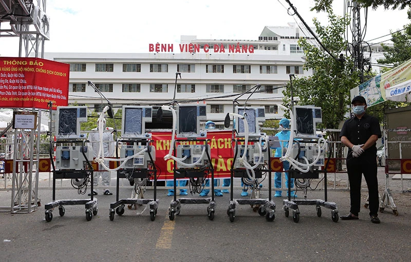 Năm máy thở được trao cho Bệnh viện Đà Nẵng sáng 4-8, tại chốt phong tỏa Hải Phòng-Ngô Gia Tự.