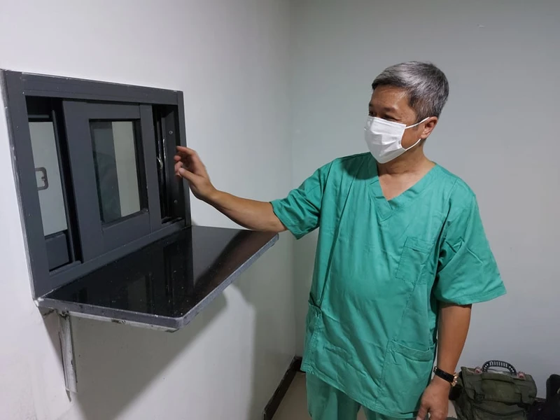 Thứ trưởng Nguyễn Trường Sơn kiểm tra công tác lắp đặt trang thiết bị y tế để đón bệnh nhân nặng.