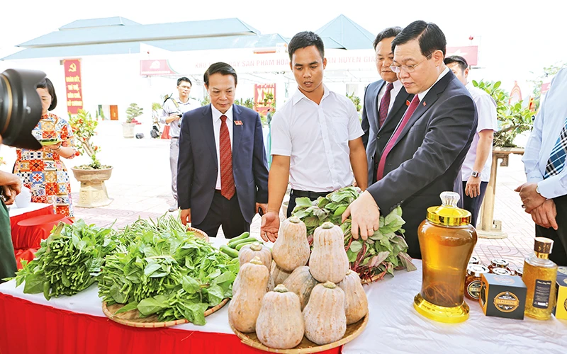 Bí thư Thành ủy Hà Nội Vương Đình Huệ cùng các đại biểu tham quan gian hàng trưng bày các sản phẩm tiêu biểu tại Đại hội Đảng bộ huyện Gia Lâm lần thứ XXII. 