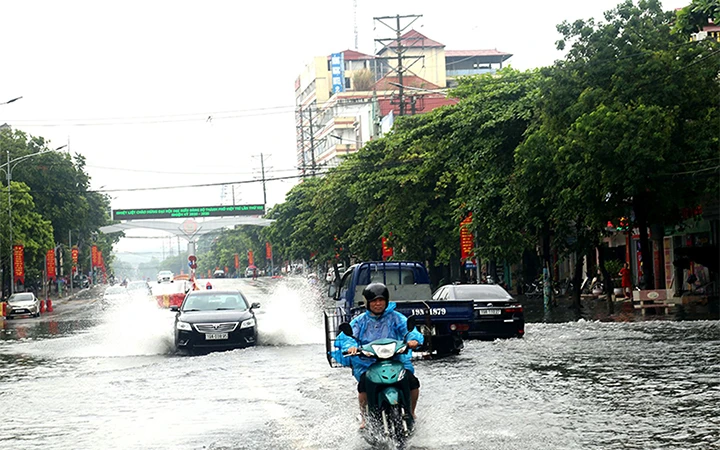 Mưa to khiến nhiều đường phố tại TP Việt Trì (Phú Thọ) bị ngập. Ảnh: LAM HUẾ