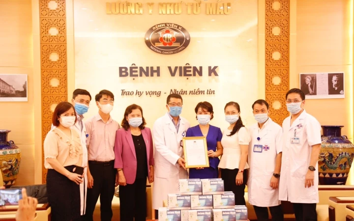 Chủ tịch Tổng hội Y học Việt Nam và các đơn vị trao khẩu trang và tiền cho đại diện Bệnh viện K.