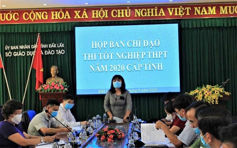 Phó Chủ tịch UBND tỉnh Đắk Lắk H’Yim Kđoh, Trưởng Ban Chỉ đạo kỳ thi tốt nghiệp THPT tỉnh Đắk Lắk năm 2020 phát biểu chỉ đạo tại cuộc họp.