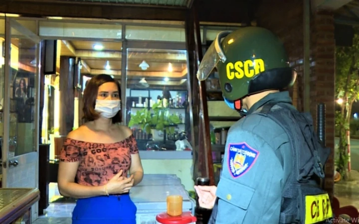 Lực lượng Công an tỉnh Đắk Lắk kiểm tra, nhắc nhở chủ các hàng quán không đón khách trong thời gian cách ly xã hội để phòng, chống dịch Covid-19. 