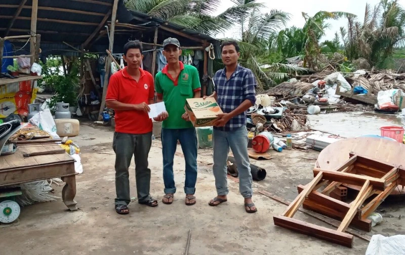 Đại diện Hội CTĐ tỉnh Kiên Giang trao quà, hỗ trợ các gia đình bị ảnh hưởng bão số 2. (Ảnh: Hội CTĐ Việt Nam cung cấp)
