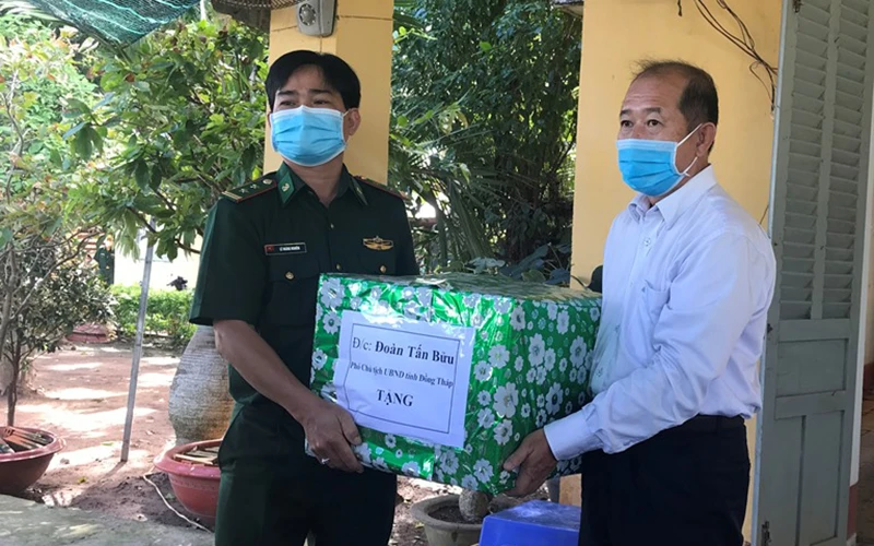 Phó Chủ tịch UBND tỉnh Đồng Tháp Đoàn Tấn Bửu tặng quà cho lực lượng bộ đội biên phòng phòng, chống dịch.