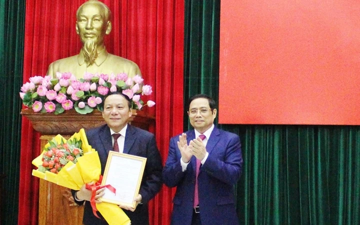 Đồng chí Phạm Minh Chính trao quyết định bổ nhiệm Thứ trưởng Bộ Văn hóa, thể thao và Du lịch cho đồng chí Nguyễn Văn Hùng (bên trái).