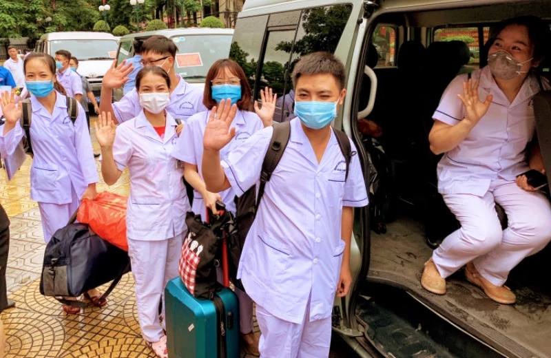 Đoàn cán bộ y tế Hải Phòng phấn khởi lên đường chi viện cho tuyến đầu Đà Nẵng. 