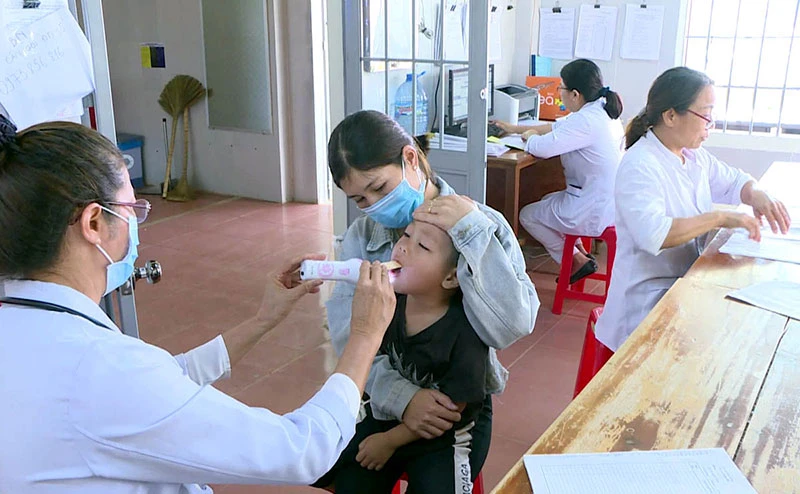 Khám sàng lọc bệnh bạch hầu cho trẻ em tại Lâm Đồng.