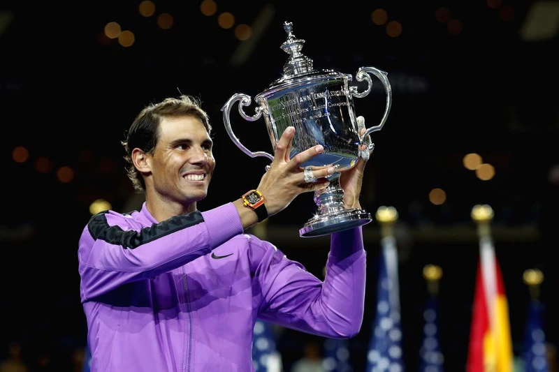 Nadal nâng chiếc Cúp danh hiệu nhà vô địch US Open 2019 lần thứ tư. (Ảnh: ATP) 