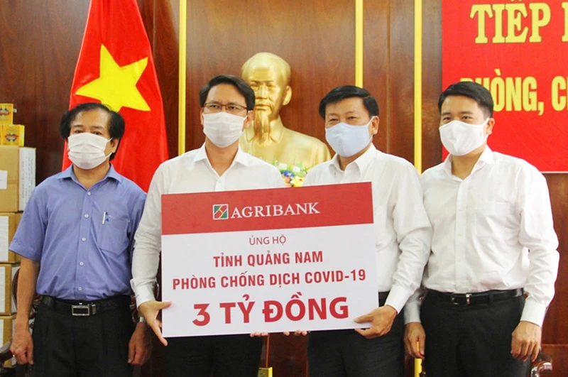 Lãnh đạo tỉnh Quảng Nam tiếp nhận ủng hộ.