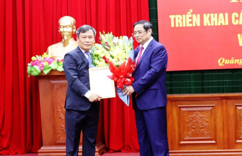 Đồng chí Phạm Minh Chính trao quyết định cho tân Bí thư Tỉnh ủy Quảng Bình Vũ Đại Thắng (bên trái).