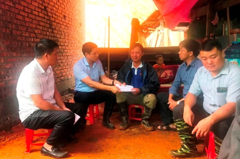 Lãnh đạo huyện Bát Xát (Lào Cai) trao tiền hỗ trợ, ủng hộ, giúp gia đình nạn nhân khắc phục hậu quả sạt lở đất, ổn định cuộc sống.