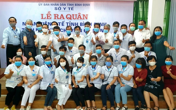 25 cán bộ y tế Bình Định và lãnh đạo tỉnh trước giờ lên đường.