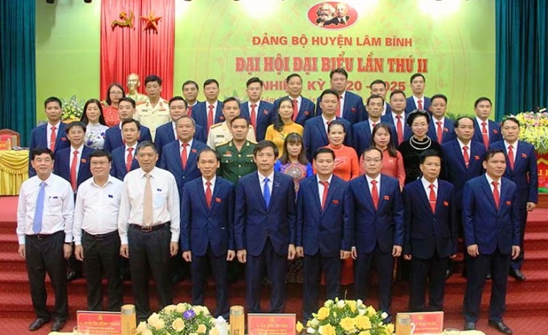 Ban Chấp hành Đảng bộ huyện Lâm Bình nhiệm kỳ 2020-2025 và các đại biểu dự Đại hội. 