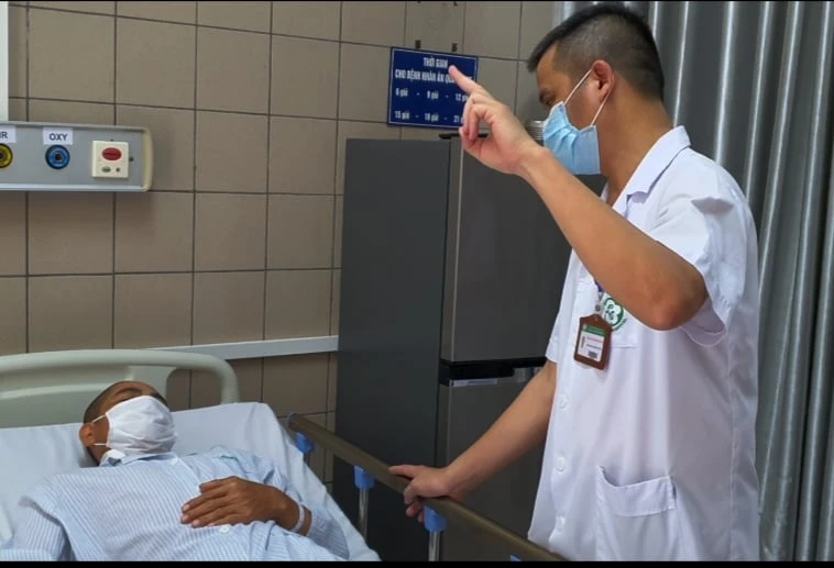 BS Nguyễn Trung Nguyên kiểm tra thị lực của bệnh nhân Covid-19.