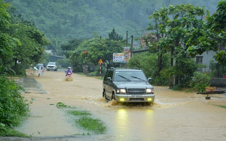 Quốc lộ 37, đoạn xã Cát Thịnh, huyện Văn Chấn bị ngập sâu trong nhiều giờ.