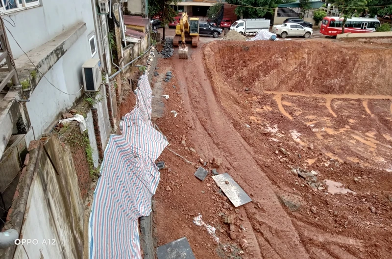 Công ty CP Tư vấn và Đầu tư xây dựng Thái Nguyên khoét sâu vào móng gây mất an toàn nhà dân, sau đó đắp đất và xây kè tạm bợ.