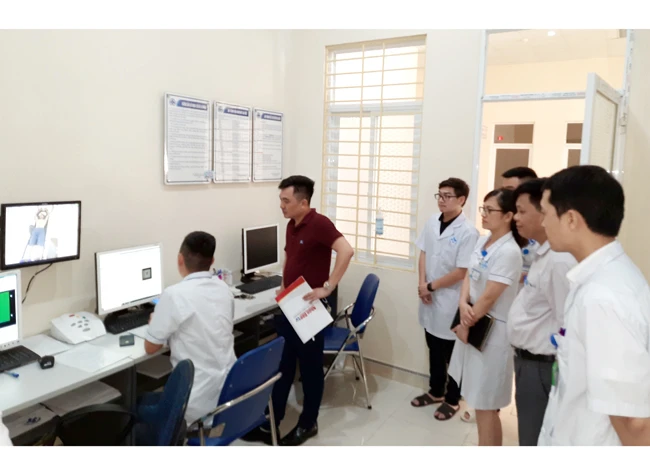 Lãnh đạo Bệnh viện đa khoa Thái Bình kiểm tra hoạt động hệ thống xạ trị qua máy tính.