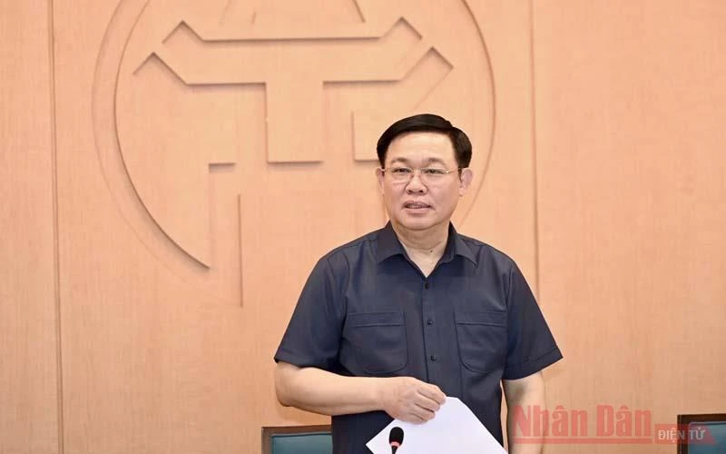 Đồng chí Vương Đình Huệ, Uỷ viên Bộ Chính trị, Bí thư Thành uỷ phát biểu ý kiến tại cuộc họp. (Ảnh: DUY LINH) 