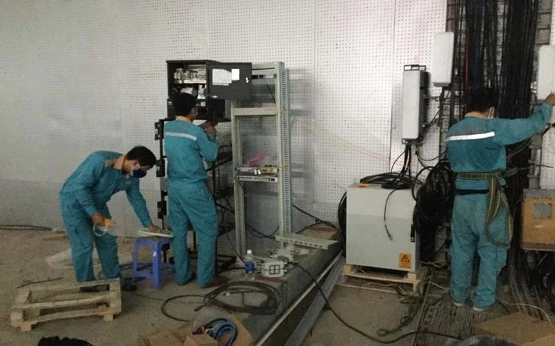  Nhân viên kỹ thuật của Viettel lắp đặt hệ thống hạ tầng kỹ thuật tại Bệnh viện dã chiến