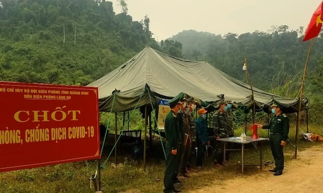 Đại diện lãnh đạo Bộ Chỉ huy Bộ đội Biên phòng Quảng Bình kiểm tra hoạt động phòng, chống dịch Covid-19 dọc biên giới Việt - Lào (Ảnh: Hương Giang).