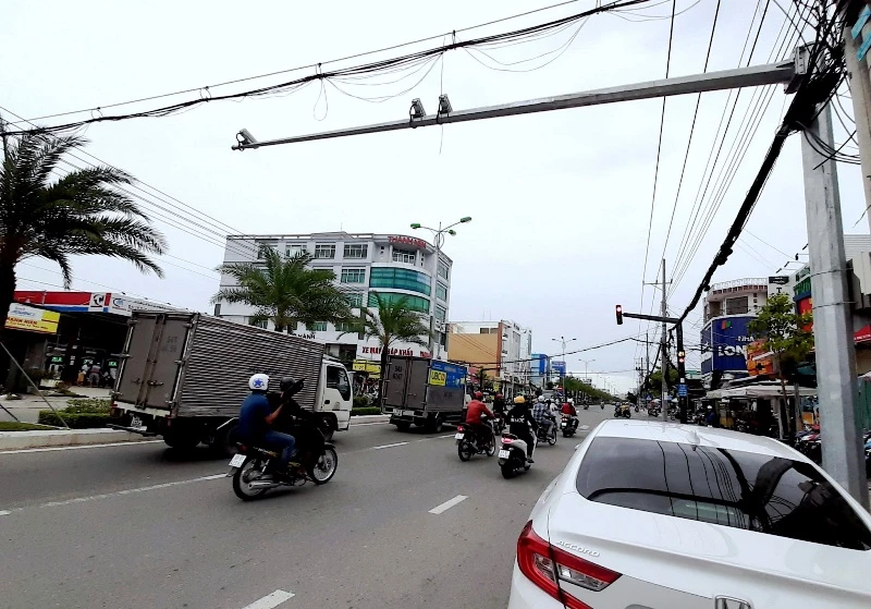 Một điểm giám sát đèn đỏ qua hệ thống camera trên đường Nguyễn Tất Thành, phường 8, TP Cà Mau.