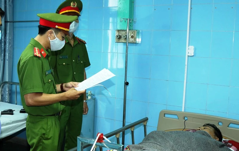 Công an Quảng Bình công bố quyết định khởi tố lái xe bị thương đang điều trị tại bệnh viện.