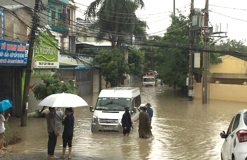 Đoạn đường qua sân vận động tỉnh Điện Biên ngập sâu trong nước.