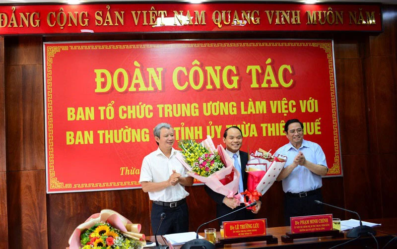 Các đồng chí Phạm Minh Chính và Lê Trường Lưu chúc mừng đồng chí Nguyễn Quốc Đoàn.